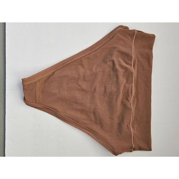 Skims hi cut panty Nwt - Picture 7 of 10